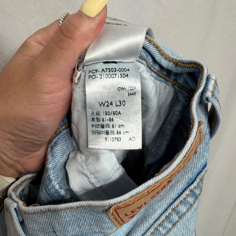 Levi’s Ribcage Bell Sits Well Together Light Wash Size 24 - Picture 13 of 14